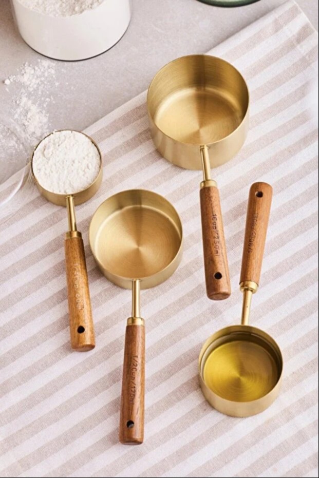 4-piece-large-measuring-cup-set-with-elegant-wooden-handles