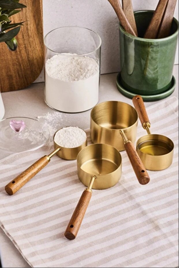 4-piece-large-measuring-cup-set-with-elegant-wooden-handles