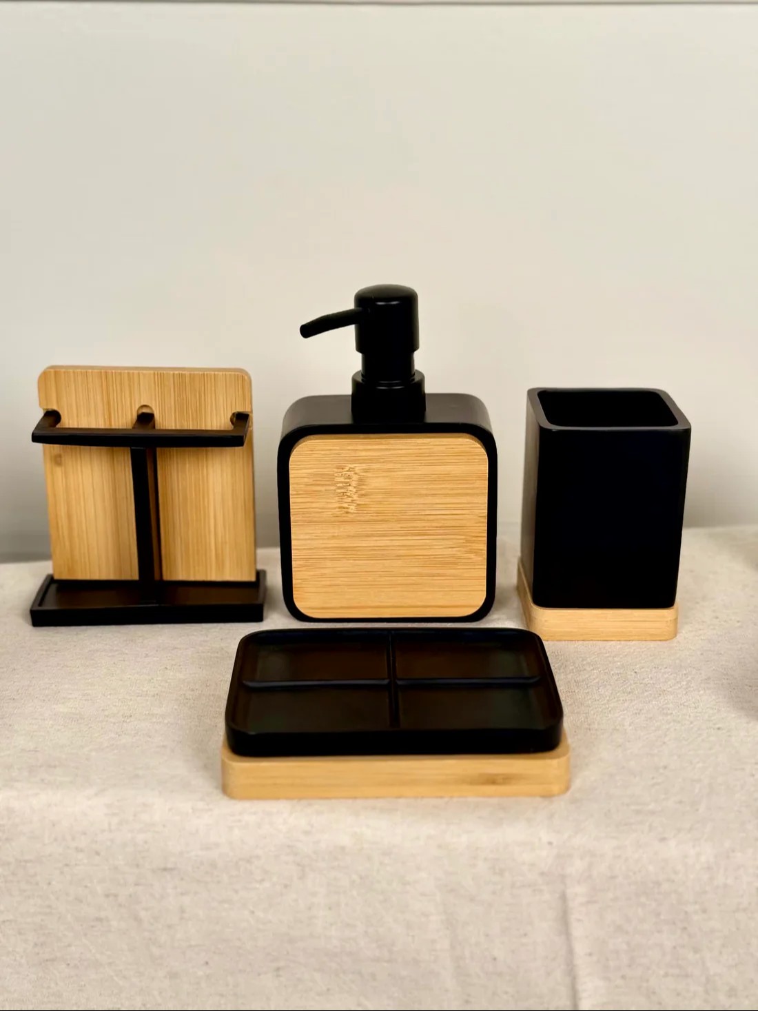 classic-bathroom-essentials-set-poly-resin