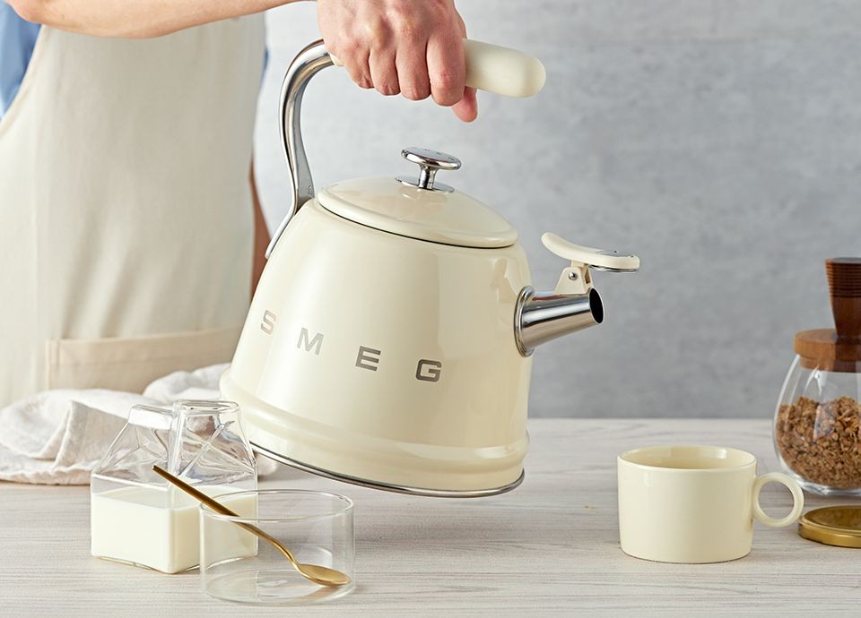 smeg-50s-retro-style-stovetop-whistling-kettle